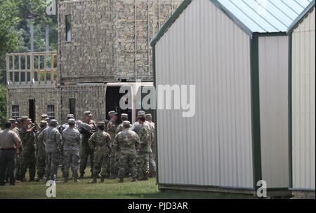 Les étudiants dans l'armée 68 W du champ de carrière formation complète dans une classe d'évacuation tactique Le 12 juillet 2018, au centre de formation à la simulation médicale Fort McCoy, Wisconsin (Etats-Unis) La classe fait partie du cours de maintien en puissance 68 W TC appelé 8-800, qui est un infirmier de l'armée de 48 heures cours de recyclage. Banque D'Images