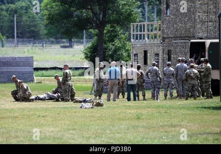 Les étudiants dans l'armée 68 W du champ de carrière formation complète dans une classe d'évacuation tactique Le 12 juillet 2018, au centre de formation à la simulation médicale Fort McCoy, Wisconsin (Etats-Unis) La classe fait partie du cours de maintien en puissance 68 W TC appelé 8-800, qui est un infirmier de l'armée de 48 heures cours de recyclage. Banque D'Images