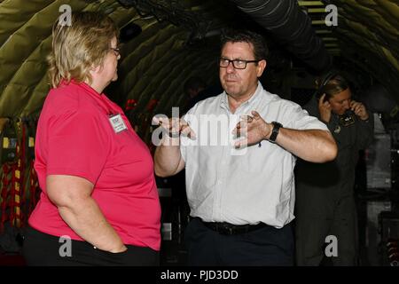 Le brig. Bgén (ret.) Michael Peplinski, Michigan ESGR Spécialiste de soutien du programme, explique un avion d'attaque-10 autour d'un positionnement à Karen KC-135 de Vanderhoff & Jay Kay la fabrication pendant une mission de sensibilisation des employeurs ESGR. Les membres du 171e Escadron de ravitaillement en vol des aéronefs a fourni deux vols en formation pour le patron ascenseur aujourd'hui, qui a quitté et est retourné à Selfridge Air National Guard Base. Banque D'Images