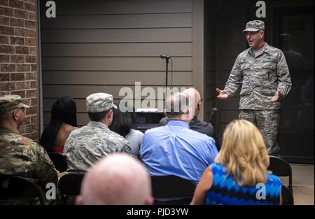 Le colonel John Boudreaux, 27e Groupe d'appui de la Mission d'opérations spéciales, commandant de la célèbre l'achèvement de la rénovation de logement logement sur la base de l'Ouest Chavez Cannon Air Force Base, N.M., le 17 juillet 2018. Ce projet mis de près de 170 millions de dollars dans l'amélioration des conditions de vie et les conditions de vie de Cannon Air Force Base's Air Commandos. Banque D'Images