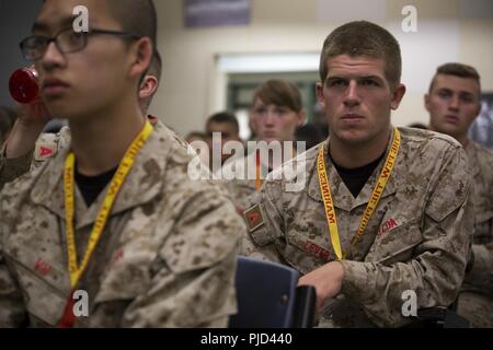 Kieran Place, étudiant à l'école secondaire de Trace Zane à Chillicothe, Ohio, à l'écoute de Sgt. Le Major Robin C. Fortner, le Marine Corps Systems Command sergeant major, parler de leadership et de mentorat au cours de recrutement du Corps des marines de l'été 2018 du commandement et du leadership de l'Académie de développement du caractère à bord Marine Corps Base Quantico, Virginie, le 18 juillet. Environ 200 étudiants ont été admis à l'académie, choisis par un conseil de marines qui s'attendent à trouver des participants, avec des traits de caractère similaires comme des Marines. Inspiré par le Corps des Marines' troisième promesse de développer la qualité de citoyens, le progra Banque D'Images