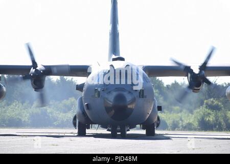 Un C-130 Hercules de Bradley Air National Guard Base, East Granby, Connecticut, parcs sur la piste de Fort McCoy, au Wisconsin, au cours PATRIOT North 18, 18 juillet, 2018. PATRIOT est une des opérations nationales en cas de catastrophe l'exercice de formation menée par des unités de la Garde Nationale en collaboration avec les administrations fédérale, provinciales et locales des organismes de gestion des urgences et premiers intervenants. Banque D'Images