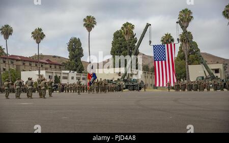 Les Marines américains et les marins avec le 1er Groupe Logistique Maritime rend hommage rendu durant l'hymne national dans le cadre d'une cérémonie de passation de commandement à Camp Pendleton, Californie, le 18 juillet 2018. La cérémonie de passation de commandement a eu lieu pour commémorer le Capitaine de vaisseau américain Jonathan P. Wilcox pour ses deux ans de bons et loyaux services à ses marins et marins tout en agissant comme commandant du 1er Bataillon Médical. Banque D'Images