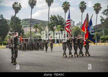 Les Marines américains et les marins avec le 1er Bataillon Médical, 1er Groupe Logistique Maritime effectuer un passage et l'étude au cours de la cérémonie de passation de commandement du 1er Bataillon Médical, 1er Groupe logistique maritime, de Camp Pendleton, en Californie, le 18 juillet 2018. Les marins américains Le Capitaine Jonathan P. Wilcox a cessé d'exercer ses fonctions au Capitaine Spencer T. Schoen, qui va maintenant servir à titre de commandant du 1er Bataillon Médical. Banque D'Images