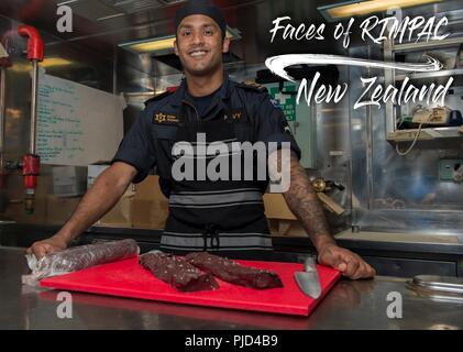 BASE COMMUNE de Pearl Harbor, Hawaï (HICKAM 6 juillet 2018) Royal New Zealand Navy Chef de file de l'Zylen Thomas, Auckland, Nouvelle-Zélande, s'arrête pour un portrait dans le cadre d'un exercice Rim of the Pacific (RIMPAC) campagne électorale destiné à mettre en lumière la diversité des pays participants, appelés les visages de l'exercice RIMPAC. Vingt-cinq nations, 46 navires, 5 sous-marins, environ 200 avions et 25 000 personnes participent à l'EXERCICE RIMPAC du 27 juin au 2 août dans et autour des îles Hawaï et la Californie du Sud. Le plus grand exercice maritime international RIMPAC, fournit une formation unique whil Banque D'Images