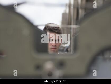 Le s.. Jonathon Simmons, 18e Escadron de maintenance des aéronefs normalisation armes évaluateur, inspecte les munitions à l'occasion d'une activité "turkey shoot" charge d'armes le 16 juillet 2018, concours, sur Kadena Air Base, au Japon. Aviateurs ont concouru pour charger deux avancées AIM-120 moyenne portée missiles air-air AIM-9X et l'un des missiles de recherche de la chaleur aussi rapidement que possible. Banque D'Images