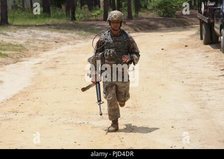 Le s.. Joel Demillo Soutien de centre d'excellence, termine la première phase de l'événement mystère au cours de la compétition meilleur guerrier TRADOC, Fort Gordon, la Géorgie, le 18 juillet 2018. Le concours récompense Meilleur Guerrier TRADOC sous-officiers et soldats qui font preuve d'engagement à l'Armée de valeurs, incarnent l'Ethos guerrier, et représentent la force de l'avenir en les testant avec des évaluations de la condition physique, des examens écrits, des simulations de combat en zone urbaine, et d'autres tâches et d'exercices de combat guerrier. Banque D'Images