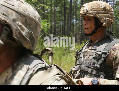 Le s.. Joel Demillo Soutien de centre d'excellence, participe à la première phase de l'événement mystère au cours de la compétition meilleur guerrier TRADOC, Fort Gordon, la Géorgie, le 18 juillet 2018. Le concours récompense Meilleur Guerrier TRADOC sous-officiers et soldats qui font preuve d'engagement à l'Armée de valeurs, incarnent l'Ethos guerrier, et représentent la force de l'avenir en les testant avec des évaluations de la condition physique, des examens écrits, des simulations de combat en zone urbaine, et d'autres tâches et d'exercices de combat guerrier. Banque D'Images