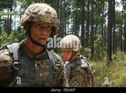 Le s.. Joel Demillo Soutien de centre d'excellence, participe à la première phase de l'événement mystère au cours de la compétition meilleur guerrier TRADOC, Fort Gordon, la Géorgie, le 18 juillet 2018. Le concours récompense Meilleur Guerrier TRADOC sous-officiers et soldats qui font preuve d'engagement à l'Armée de valeurs, incarnent l'Ethos guerrier, et représentent la force de l'avenir en les testant avec des évaluations de la condition physique, des examens écrits, des simulations de combat en zone urbaine, et d'autres tâches et d'exercices de combat guerrier. Banque D'Images