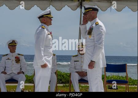 ASAN, Guam (19 juillet 2018) Le capitaine Steven Stasick (gauche) soulage le Capitaine Jeffrey Kilian comme commodore du 30e Régiment de la construction navale au cours d'une cérémonie de passation de commandement à la guerre du Pacifique Le Parc historique national de la plage Asan. Banque D'Images