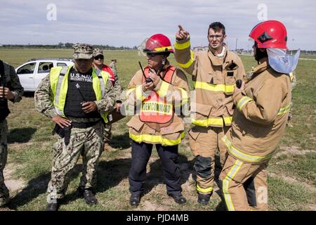 Roumanie (18 juillet 2018) l'installation de soutien naval Deveselu marins en collaboration conjointe avec les membres de la 99e base militaire conduite SHIELDEX 18 sur la base. 18 SHIELDEX est la première opération d'urgence de protection de la force/exercice mené sur la 99e base militaire et NSF Deveselu qui englobait l'actif de la Marine, commandant de la commande des installations au sein de l'Europe, d'Afrique et d'Asie du Sud-Ouest et en roumain d'entités militaires partout dans le sud de la Roumanie. Banque D'Images