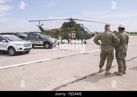 Roumanie (18 juillet 2018) l'installation de soutien naval Deveselu marins en collaboration conjointe avec les membres de la 99e base militaire conduite SHIELDEX 18 sur la base. 18 SHIELDEX est la première opération d'urgence de protection de la force/exercice mené sur la 99e base militaire et NSF Deveselu qui englobait l'actif de la Marine, commandant de la commande des installations au sein de l'Europe, d'Afrique et d'Asie du Sud-Ouest et en roumain d'entités militaires partout dans le sud de la Roumanie. Banque D'Images