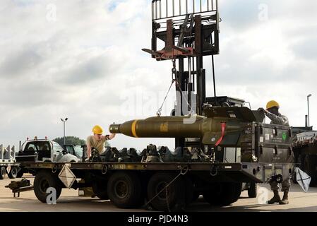 Munitions de l'US Air Force Airmen préparer une GBU-24 Paveway III bombe à guidage laser pour le transport au cours de l'United States Air Forces in Europe-Air Afrique Forces de combat de l'inauguration de la production de munitions le 17 juillet de l'exercice 2018. La 48e Escadre de chasse Groupe Maintenance organisé environ 160 aviateurs du 9e Escadron de munitions, Beale Air Force Base, en Californie, 31 e MXG, la base aérienne d'Aviano, en Italie, 52e MXG Spangdahlem, AB, Allemagne, 86e Groupe de préparation logistique, Ramstein AB, l'Allemagne et le 422nd Air Base Group, 501e escadre de soutien au combat, RAF Alconbury, Angleterre pour participer à la formation. Banque D'Images