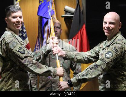 Le Colonel Jay Brad Reeves et grandes(MAJ) Scotty L. Sproles, nouveau commandant du 7e Escadron de temps, participer à un changement de commandement situé sur argile Kaserne, Wiesbaden, Allemagne, le 18 juillet 2018. Au cours de la cérémonie, le Lieutenant-colonel Christopher M. Hanson a quitté le commandement de l'escadron pour LE MAJ Sproles. Banque D'Images