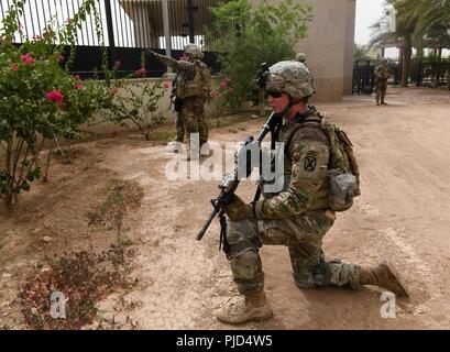 Fantassins de l'armée américaine avec la 10e Mountain Division affecté à la Force de réaction de l'Afrique de l'Est sécurité tirer pendant une urgence exercice de préparation au déploiement à l'ambassade des États-Unis à Djibouti, le 1 juillet 2018. Le but de l'EARF est de fournir rapidement adaptables paquets de leurs forces pour protéger les intérêts américains sur le continent de l'Afrique devraient toutes les menaces arrivent. Banque D'Images