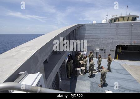 Océan Atlantique (17 juillet 2018) marins affectés à l'expéditionnaire navire de transport rapide USNS Lance (T-EPF 1) participer à un exercice d'abandon du navire. Lance est en mer la préparation à l'appui de Partenariat Sud. Partenariat sud Station est un U.S. Southern Command-parrainé et U.S. Naval Forces Southern Command/U.S. 4ème flotte-effectué déploiement annuel axé sur les échanges d'experts en la matière et de renforcer les capacités des partenaires dans une variété de disciplines comme la médecine, la construction et les opérations de plongée dans les Caraïbes, en Amérique centrale et du Sud. Banque D'Images