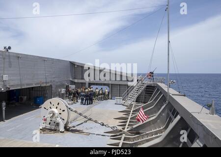 Océan Atlantique (17 juillet 2018) marins affectés à l'expéditionnaire navire de transport rapide USNS Lance (T-EPF 1) participer à un exercice d'abandon du navire. Lance est en mer la préparation à l'appui de Partenariat Sud. Partenariat sud Station est un U.S. Southern Command-parrainé et U.S. Naval Forces Southern Command/U.S. 4ème flotte-effectué déploiement annuel axé sur les échanges d'experts en la matière et de renforcer les capacités des partenaires dans une variété de disciplines comme la médecine, la construction et les opérations de plongée dans les Caraïbes, en Amérique centrale et du Sud. Banque D'Images