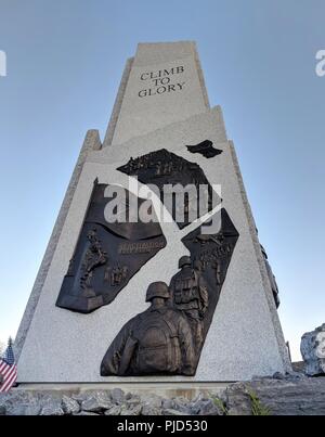 L'honneur la montagne Monument est situé dans Tower Square et sert en tant que pièce maîtresse de Thompson Park à Watertown, New York. Il a été inauguré le 1 juillet 2016, par les pays du Nord comme une déclaration de la communauté de sa gratitude pour le sacrifice et pour le service de la 10e division de montagne aux soldats et aux familles. Les participants à l'inauguration du Monument commémoratif à terme, fixé pour le 29 septembre, il se réuniront après la course pour une communauté de travail avec de la nourriture et de divertissement. Banque D'Images