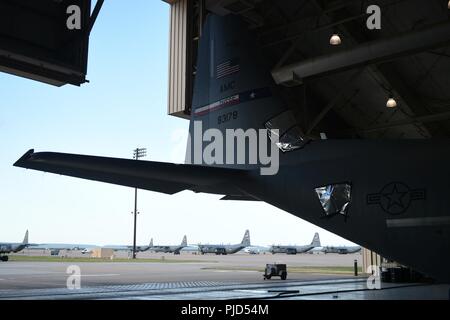Un U.S. Air Force C-130J Super Hercules affecté à la 317e Escadron de maintenance de transport aérien est préparé pour un lavage à Dyess Air Force Base, Texas, le 12 juillet 2018. La 317e AMXS récemment passé à un processus de lavage nouvellement adoptée en avril, ce qui réduit le temps de lavage de l'appareil de plus de 50  %. Banque D'Images