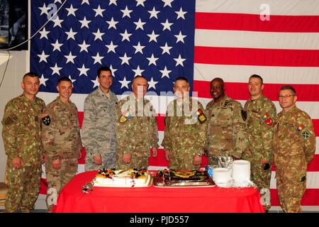 Le Lieutenant-colonel de l'armée américaine Kelvin Swint, troisième à partir de la droite, commandant du 2e Bataillon, 5e régiment de cavalerie, 1st Armored Brigade Combat Team, 1re Division de cavalerie et U.S. Army Command Sgt. Le major Aron Alexander, deuxième à gauche, premier conseiller de l'enrôle 2-5 CAV, 1er ABCT, 1er CD, stand avec les dirigeants de plusieurs forces multinationales à la clôture de l'uncasing cérémonie à Mihail Kogalniceanu, Roumanie, 17 juillet 2019. La cérémonie d'uncasing marque officiellement le début de la 2-5 CAV mission en Roumanie et continue de renforcer le partenariat entre les États-Unis, l'OTAN p Banque D'Images