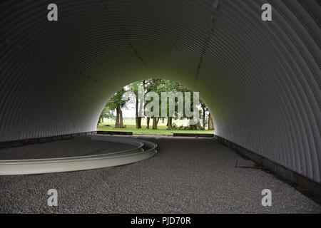 Une hutte Quonset étant assemblés par des soldats de la réserve de l'Armée américaine à partir de la 317e compagnie du génie, hors de Homewood, Ill., à Joliet Domaine de formation, à Elwood, Ill., 20 juillet. Banque D'Images