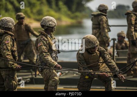 Les Marines américains avec Bridge Company, 6e, 4e Bataillon d'appui du Groupe de travail Logistique Maritime, avec des soldats avec 375e compagnie du génie, 476e bataillon du génie, 926e Brigade du génie, afin de joindre leurs portions respectives du pont à travée continue de remplir l'opération pendant l'agression de la rivière rafting 2018 à Fort Chaffee, arche., 24 juillet 2018. Le soutien de transition pour les opérations de franchissement sont essentiels à la mobilité des forces militaires américaines par le biais de terrain qui n'est pas accessible. Banque D'Images