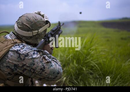 Le sergent du Corps des Marines des États-Unis. Niamke Carrington, un travailleur de la métallurgie avec l'Escadron de soutien de l'aile Marine (MWSS) 171 incendies, un lance-grenades M203 au centre de formation interarmes Fuji Camp, Japon, Juillet 16, 2018. 171 avec le MWSS formés lance-grenades M203, MK19 lance-grenades automatique, et M249 light machine gun dans le cadre de l'exercice Eagle colère 18. L'exercice est organisé chaque année afin d'augmenter l'escadron, la préparation au combat. Banque D'Images