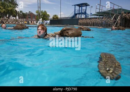 Les recrues du Corps des Marines des États-Unis, avec l'entreprise de Golf, 2e Bataillon, Régiment d'entraînement des recrues, et Oscar Co., 4e Bn, RTR, nager avec un équipement au cours de nager la qualification sur Marine Corps Recruter Depot Parris Island, S.C., 25 juillet 2018. Comme une exigence pour l'obtention du diplôme de qualification, nager sont des recrues pour être testés sur leur capacité à sauter dans les eaux profondes, jeter l'équipement approprié, et l'eau de la bande de roulement dans le plein de services publics. Banque D'Images