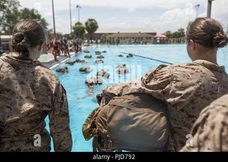 Les recrues du Corps des Marines des États-Unis, avec l'entreprise de Golf, 2e Bataillon, Régiment d'entraînement des recrues, et Oscar Co., 4e Régiment d'instruction des recrues, Bn, se préparent à aller nager au cours de Qualification sur Marine Corps Recruter Depot Parris Island, S.C., 25 juillet 2018. Comme une exigence pour l'obtention du diplôme de qualification, nager sont des recrues pour être testés sur leur capacité à sauter dans les eaux profondes, jeter l'équipement approprié, et l'eau de la bande de roulement dans le plein de services publics. Banque D'Images