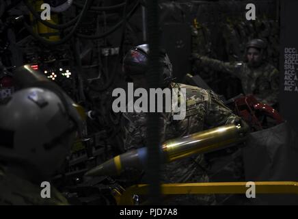 U.S. Air Force Tech. Le Sgt. Brett Laswell, une AC-130U missions spéciales aviator et évaluateur avec le 4e Escadron d'opérations spéciales, charge un 105 mm ronde pendant un vol d'entraînement le 18 juillet 2018, à Hurlburt Field, en Floride. Missions spéciales aviators effectuer des inspections de contrôle en amont, de placement et de la livraison d'aéronefs cargo, ingénieur de vol et de l'artilleur fonctions. Banque D'Images