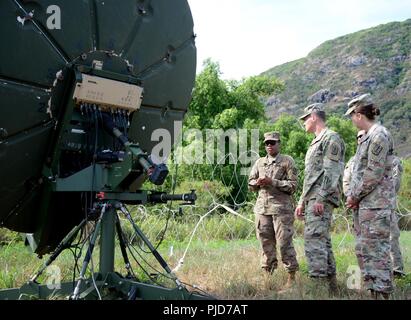 (De gauche à droite) Le Sgt. Patricia Donaldson, un responsable des systèmes militaires/integrator affectés à 715 e bataillon de renseignement militaire, le Renseignement militaire 500e Brigade-Theater (MIB-T), des mémoires Le Colonel David P. Elsen, commandant, 500e MIB-T et le Sgt Commande. Le Major Tammy M. Everette, premier chef enrôlé, 500e MIB-T, sur l'équipement de communications au cours de l'exercice de formation Forge La foudre sur l'île d'Oahu le 24 juillet. Source Forge est un exercice de validation annuelle menée par 25e Division d'infanterie, de maintenir la préparation au combat. Banque D'Images