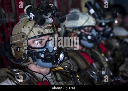 Pararescuemen affecté à la 82e Escadron de sauvetage expéditionnaire, se préparer à une altitude élevée, faible ouverture Saut d'entraînement à Djibouti, le 21 juillet 2018. La 82e est la formation avec le QRE But Spécial Groupe Force-Crisis Response-Africa air-sol marin, dans le cadre de l'effort conjoint de lignes pour la récupération du personnel aux États-Unis pour l'Afrique zone de responsabilité. Banque D'Images