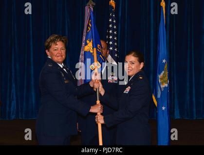 Le Colonel Tricia Van Den Haut, 90e Groupe de soutien de mission, le commandant passe le guidon au Major Isabella Ramirez, 90e Escadron de soutien de la Force, commandant de la 90e au cours de la cérémonie de passation de commandement de la FSS le 9 juillet 2018, sur F.E. Warren Air Force Base, Wyo. La cérémonie signifiait le passage de commandement du lieutenant-colonel Hughes de Shannon. Banque D'Images