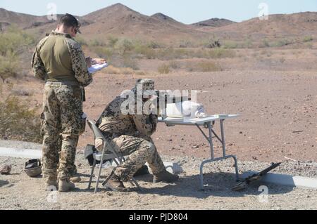 L'ARMÉE AMÉRICAINE Yuma Proving Ground (GPJ) procède à des essais dans les trois punir des climats extrêmes, et les testeurs de friendly nations étrangères ont longtemps utilisé l'installation de soumettre leur équipement militaire à de rigoureux essais environnementaux. Parmi ces derniers est le ministère allemand de la Défense, qui a récemment porté le fusil d'assaut G95K ici pour une étude dans des conditions réelles. Banque D'Images