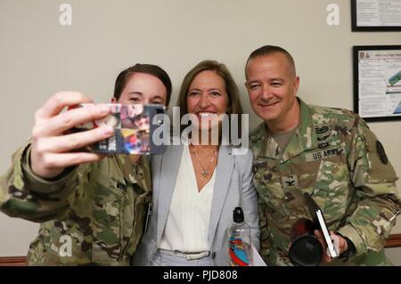 Le major Kimberly Moore, un travail et l'accouchement, l'infirmière clinique Evans de l'Hôpital communautaire de l'armée, s'empare d'un lieutenant-général à la retraite selfies Patricia Evans et Horoho Le colonel commandant ACH Eric S. Edwards à la fin d'un engagement de leadership qui s'est tenue le 20 juillet. Horoho a été l'Orateur invité lors de l'engagement et de leadership est intervenu sur le thème "Diriger en transition." Horoho a été la première femme à servir comme médecin-chef de l'armée américaine. Banque D'Images