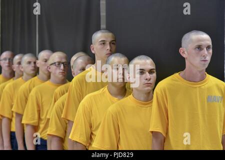 Grands Lacs, dans l'Illinois (11 juillet 2018) - recrues nouvellement arrivés à attendre en ligne au cours de procédures de traitement de la commande à l'instruction des recrues, la marine est que boot camp. Environ 38 000 à 40 000 diplômés chaque année de marins du CCF. Banque D'Images