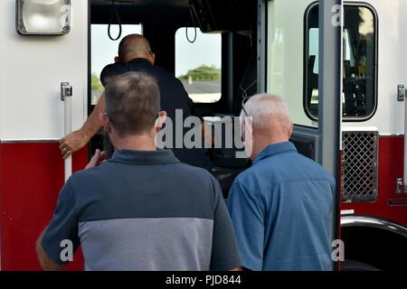 Nathan Garland, Clayton Garland et Louis Garland, descendants de la fin de l'Adjudant-chef Louis F. Garland, bord d'un camion à tour à Goodfellow Air Force Base, Texas, le 13 juillet 2018. Les guirlandes ont voyagé de la Norma Brown à l'édifice du Louis F. Garland Ministère de la Défense Académie du feu sur un camion. Banque D'Images