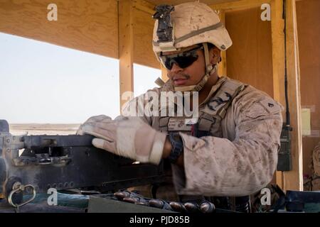 FIREBASE UM JORAIS, IRAQ - un marin américain avec 3e Bataillon, 7e Régiment de Marines, 1 Division de marines attaché à but spécial du Groupe de travail air-sol marin, Crise Response-Central SPMAGTF (Commande-CR-CC) procède à l'entretien des armes sur une mitrailleuse de calibre .50 à base de feu Um Jorais FB (UJ) le 5 juillet 2018. SPMAGTF-CR-CC de Marine a contribué à l'Opération Lance Talon en fournissant la sécurité à FB UJ. Banque D'Images