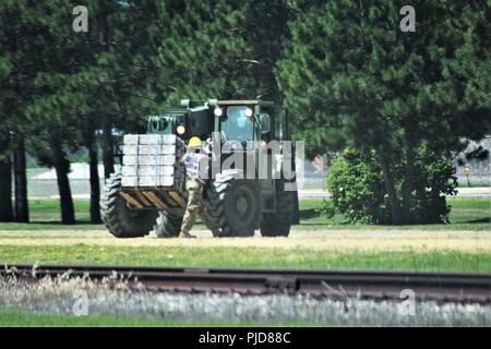 Les étudiants de la 89B Cours d'approvisionnement en munitions (ASC), enseigné par le 13e bataillon du 100e Régiment, préparer pour charger des palettes de munitions simulées sur à un wagon au cours de formation cours le 24 juillet 2018, à Fort McCoy, Wisconsin (Etats-Unis) l'ASC est de quatre semaines de cours qui offre de la formation pour les soldats qui sont à reclasser au 89B spécialités professionnelles militaires (MOS). Les soldats qui sont 89B-qualifiés sont chargés de réceptionner, stocker, et l'émission de munitions, de missiles guidés, de roquettes grande, d'explosifs et d'autres munitions et explosifs. Au cours de la phase deux de la formation, les étudiants du cours Banque D'Images