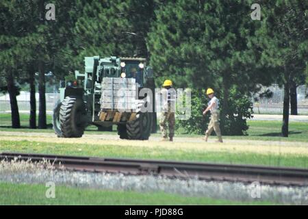 Les étudiants de la 89B Cours d'approvisionnement en munitions (ASC), enseigné par le 13e bataillon du 100e Régiment, préparer pour charger des palettes de munitions simulées sur à un wagon au cours de formation cours le 24 juillet 2018, à Fort McCoy, Wisconsin (Etats-Unis) l'ASC est de quatre semaines de cours qui offre de la formation pour les soldats qui sont à reclasser au 89B spécialités professionnelles militaires (MOS). Les soldats qui sont 89B-qualifiés sont chargés de réceptionner, stocker, et l'émission de munitions, de missiles guidés, de roquettes grande, d'explosifs et d'autres munitions et explosifs. Au cours de la phase deux de la formation, les étudiants du cours Banque D'Images