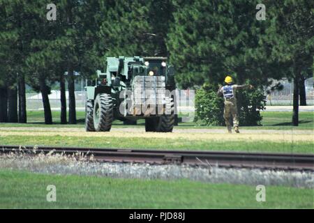 Les étudiants de la 89B Cours d'approvisionnement en munitions (ASC), enseigné par le 13e bataillon du 100e Régiment, préparer pour charger des palettes de munitions simulées sur à un wagon au cours de formation cours le 24 juillet 2018, à Fort McCoy, Wisconsin (Etats-Unis) l'ASC est de quatre semaines de cours qui offre de la formation pour les soldats qui sont à reclasser au 89B spécialités professionnelles militaires (MOS). Les soldats qui sont 89B-qualifiés sont chargés de réceptionner, stocker, et l'émission de munitions, de missiles guidés, de roquettes grande, d'explosifs et d'autres munitions et explosifs. Au cours de la phase deux de la formation, les étudiants du cours Banque D'Images