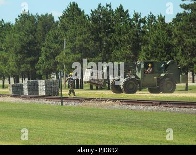 Les étudiants de la 89B Cours d'approvisionnement en munitions (ASC), enseigné par le 13e bataillon du 100e Régiment, préparer pour charger des palettes de munitions simulées sur à un wagon au cours de formation cours le 24 juillet 2018, à Fort McCoy, Wisconsin (Etats-Unis) l'ASC est de quatre semaines de cours qui offre de la formation pour les soldats qui sont à reclasser au 89B spécialités professionnelles militaires (MOS). Les soldats qui sont 89B-qualifiés sont chargés de réceptionner, stocker, et l'émission de munitions, de missiles guidés, de roquettes grande, d'explosifs et d'autres munitions et explosifs. Au cours de la phase deux de la formation, les étudiants du cours Banque D'Images