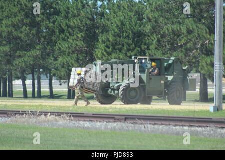 Les étudiants de la 89B Cours d'approvisionnement en munitions (ASC), enseigné par le 13e bataillon du 100e Régiment, préparer pour charger des palettes de munitions simulées sur à un wagon au cours de formation cours le 24 juillet 2018, à Fort McCoy, Wisconsin (Etats-Unis) l'ASC est de quatre semaines de cours qui offre de la formation pour les soldats qui sont à reclasser au 89B spécialités professionnelles militaires (MOS). Les soldats qui sont 89B-qualifiés sont chargés de réceptionner, stocker, et l'émission de munitions, de missiles guidés, de roquettes grande, d'explosifs et d'autres munitions et explosifs. Au cours de la phase deux de la formation, les étudiants du cours Banque D'Images