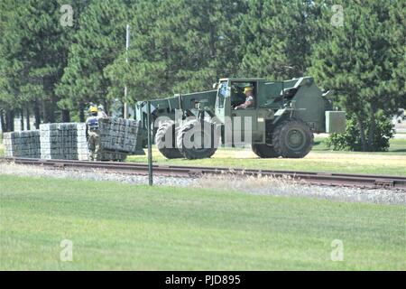 Les étudiants de la 89B Cours d'approvisionnement en munitions (ASC), enseigné par le 13e bataillon du 100e Régiment, préparer pour charger des palettes de munitions simulées sur à un wagon au cours de formation cours le 24 juillet 2018, à Fort McCoy, Wisconsin (Etats-Unis) l'ASC est de quatre semaines de cours qui offre de la formation pour les soldats qui sont à reclasser au 89B spécialités professionnelles militaires (MOS). Les soldats qui sont 89B-qualifiés sont chargés de réceptionner, stocker, et l'émission de munitions, de missiles guidés, de roquettes grande, d'explosifs et d'autres munitions et explosifs. Au cours de la phase deux de la formation, les étudiants du cours Banque D'Images