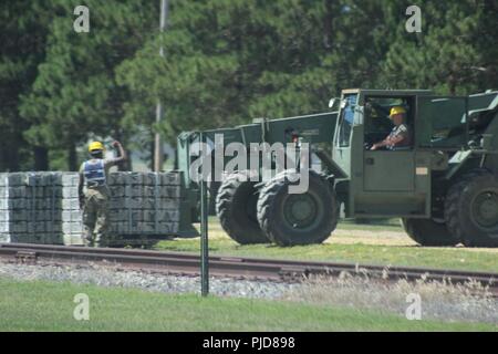 Les étudiants de la 89B Cours d'approvisionnement en munitions (ASC), enseigné par le 13e bataillon du 100e Régiment, préparer pour charger des palettes de munitions simulées sur à un wagon au cours de formation cours le 24 juillet 2018, à Fort McCoy, Wisconsin (Etats-Unis) l'ASC est de quatre semaines de cours qui offre de la formation pour les soldats qui sont à reclasser au 89B spécialités professionnelles militaires (MOS). Les soldats qui sont 89B-qualifiés sont chargés de réceptionner, stocker, et l'émission de munitions, de missiles guidés, de roquettes grande, d'explosifs et d'autres munitions et explosifs. Au cours de la phase deux de la formation, les étudiants du cours Banque D'Images