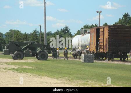 Les étudiants de la 89B Cours d'approvisionnement en munitions (ASC), enseigné par le 13e bataillon du 100e Régiment, préparer pour charger des palettes de munitions simulées sur à un wagon au cours de formation cours le 24 juillet 2018, à Fort McCoy, Wisconsin (Etats-Unis) l'ASC est de quatre semaines de cours qui offre de la formation pour les soldats qui sont à reclasser au 89B spécialités professionnelles militaires (MOS). Les soldats qui sont 89B-qualifiés sont chargés de réceptionner, stocker, et l'émission de munitions, de missiles guidés, de roquettes grande, d'explosifs et d'autres munitions et explosifs. Au cours de la phase deux de la formation, les étudiants du cours Banque D'Images