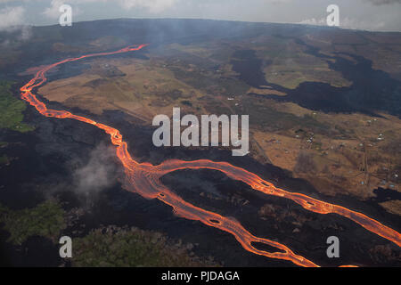 Rivière de la lave s'écoule de Kilauea Volcano zone de rift est près de Pahoa, Hawaii grâce à Kapoho vers l'entrée de l'océan à Ahalanui sur la Grande Île Banque D'Images