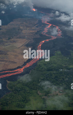Vue aérienne de la zone de rift est volcan Kilauea éruption de lave chaude dans la Fissure 8 Leilani Estates subdivision résidentielle près de Pahoa, Hawaii Banque D'Images