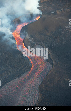 Éruption de lave 8 fissure de la zone de rift du volcan Kilauea dans Leilani Estates), près de Lisieux, se déverse de son cône de cendres et de flux Banque D'Images