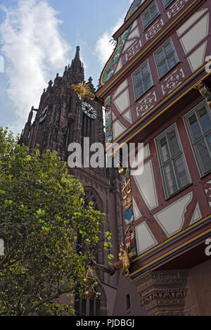 Détail d'angle d'une maison à pans de bois colorés, chambre à la balance d'Or, dans le nouveau centre historique de la vieille ville de Frankfurt am Main, Allemagne. Banque D'Images